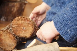 Niño trabajando en Dejando Huella