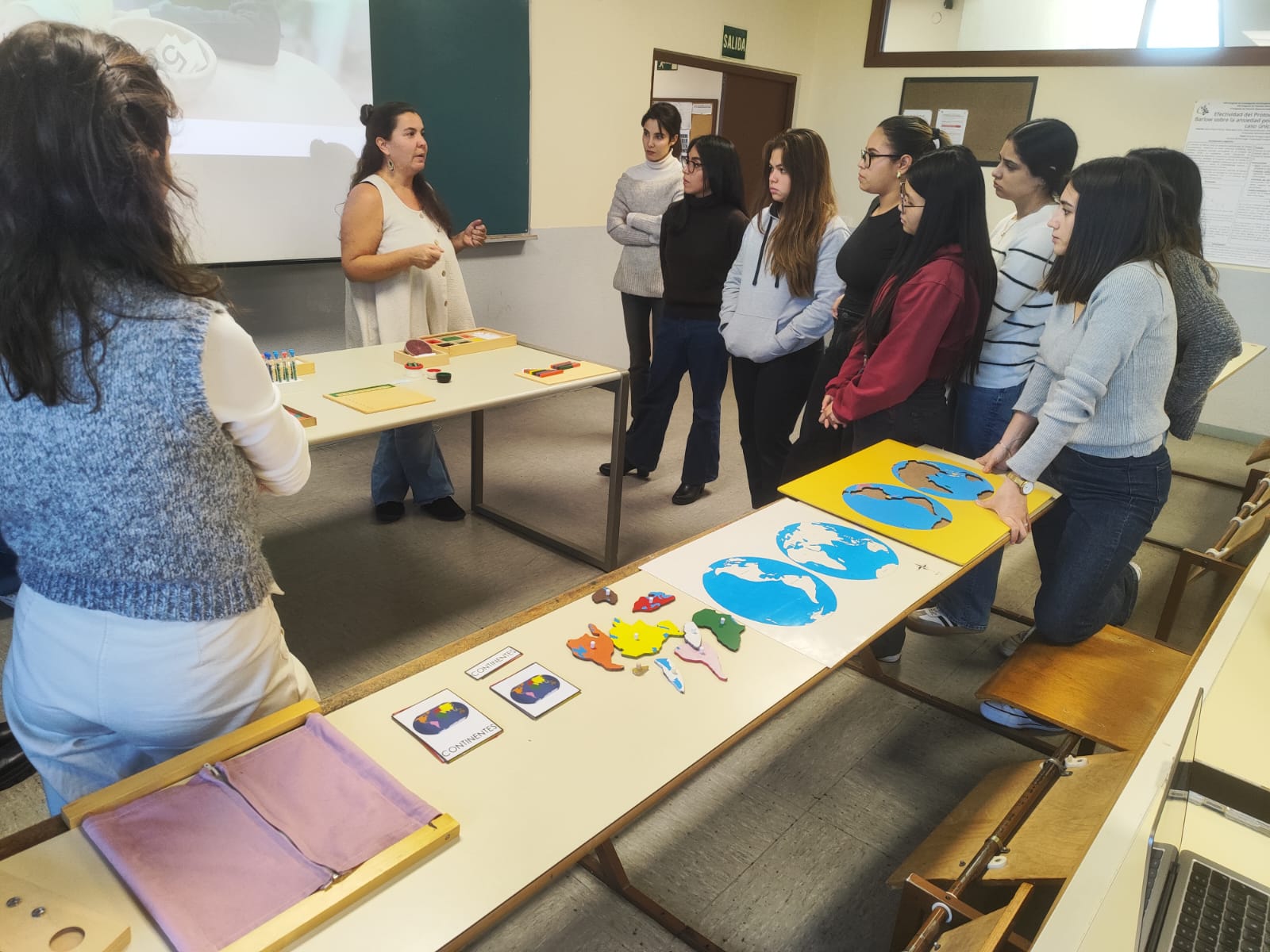 Angeles Blasco directora pedagogica de Mayrit dando formacion a las alumnas del Máster de Psicología de la Educación de la Universidad Complutense